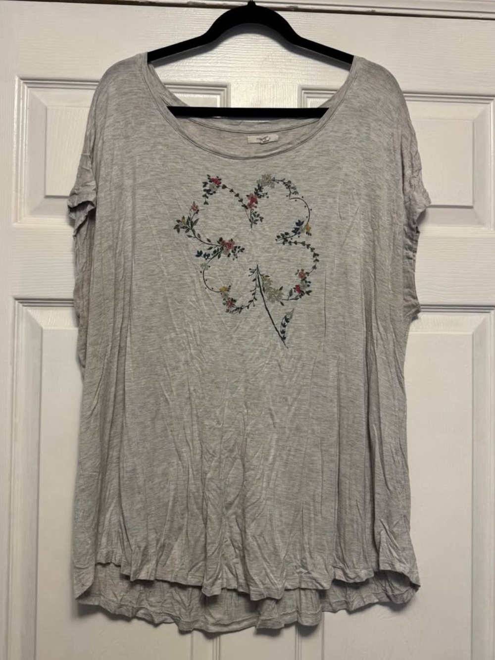 Maurices Light Gray Short Sleeve Tee with Floral Clover Graphic